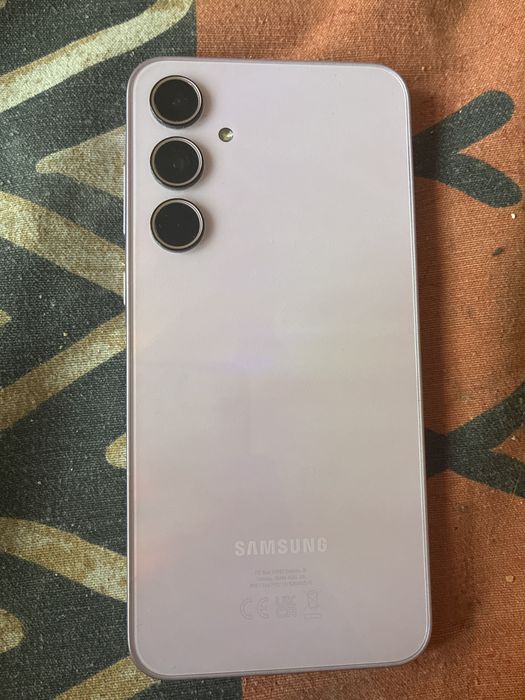 Продавам Samsung A35 с лека забележка