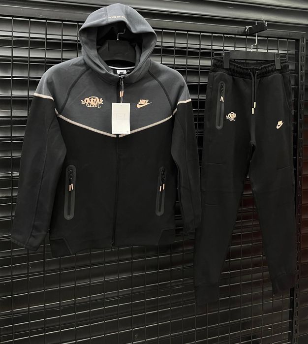 Nike Tech  Syna World