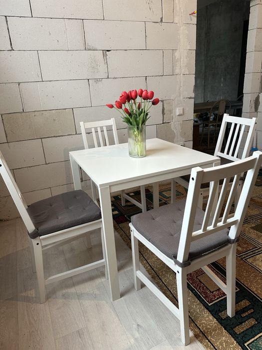 Срочно продается стол и стулья в отличном состояние!