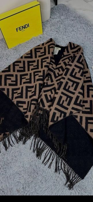 Poncho Fendi model 2026