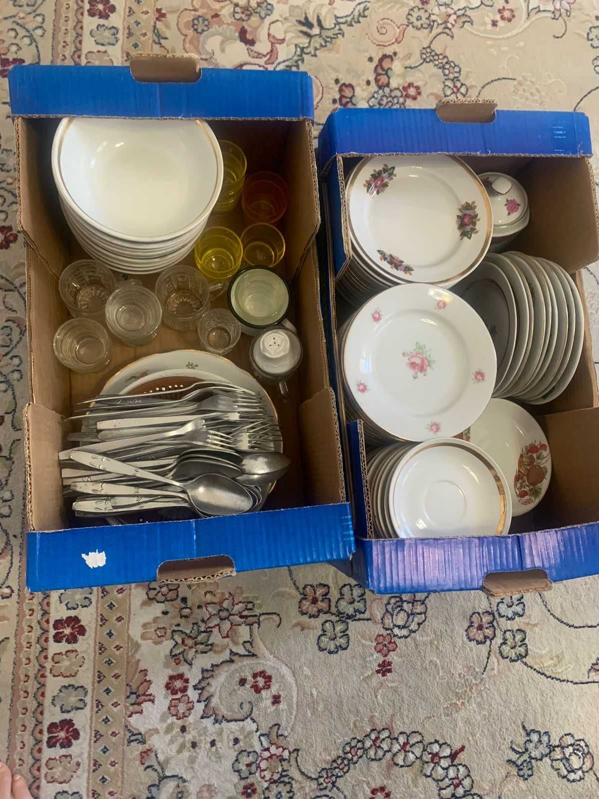 Набор посуды (тарелки, чайники и др)