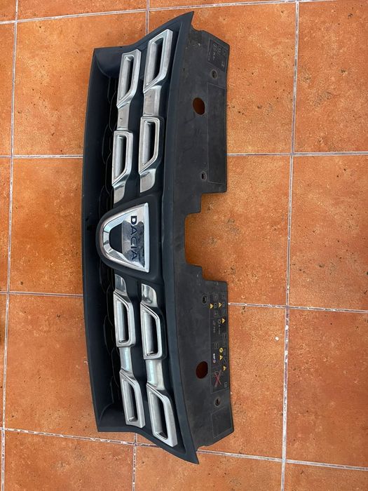 Grila bara fata Dacia Duster