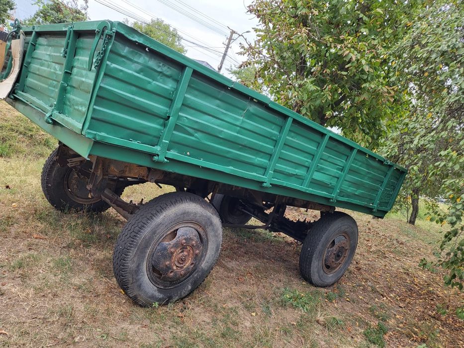 Tractor 445 și remorca basculabila