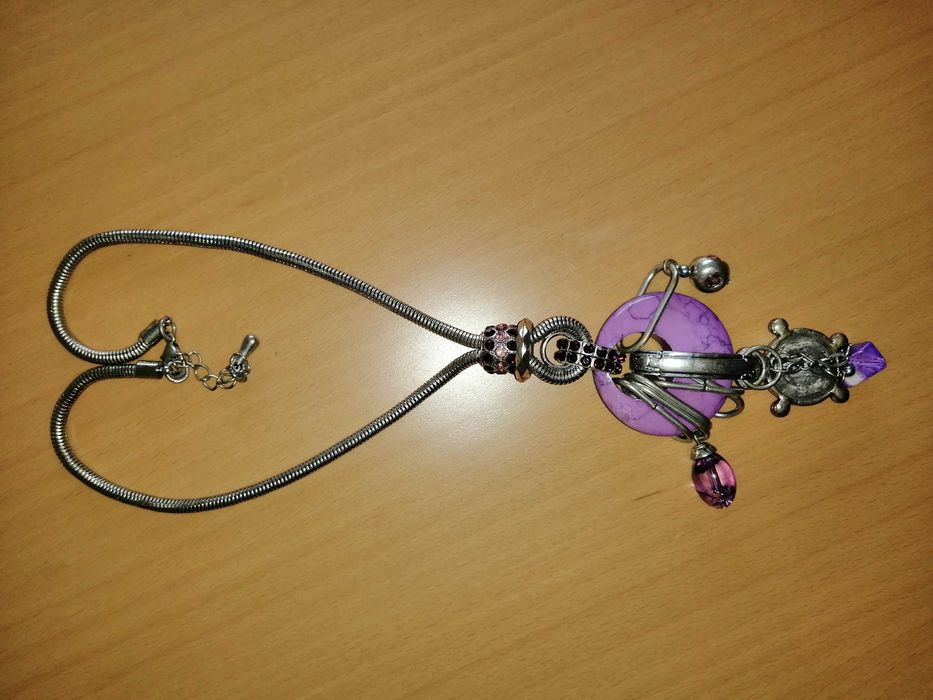 Стилно лилаво колие