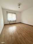 Apartament de 3 camere , decomandat , balcon si beci