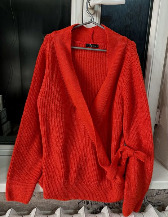 Красная кофточка