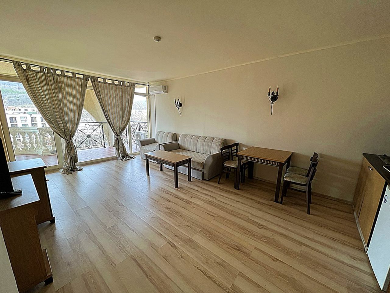 Продава се Двустаен апартамент в к.к. Елените - 77 кв.м за 663 €/кв.м - Снимка #1