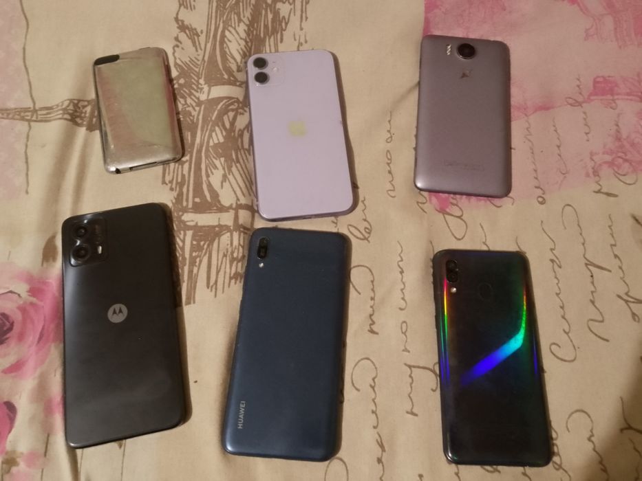 Vând telefoane cu mici probleme