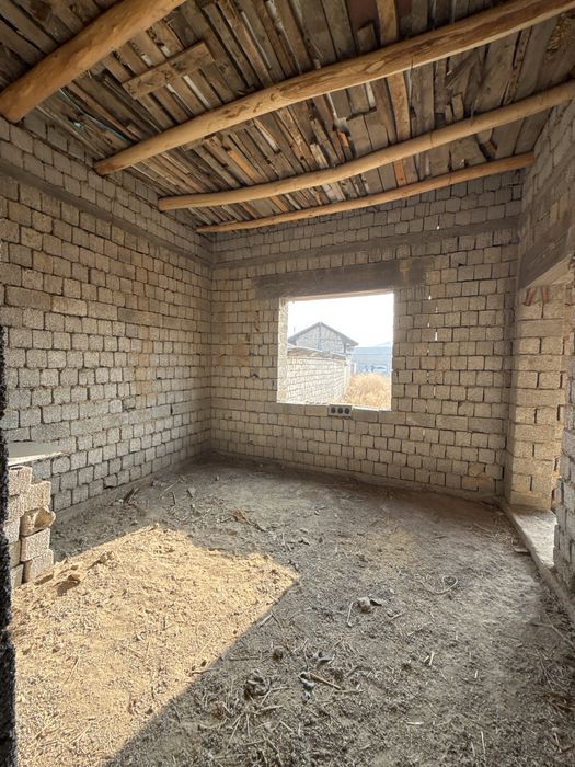 Sergeli Chortoq Maxallada yer sotiladi 4 xonali uyi bor karopka