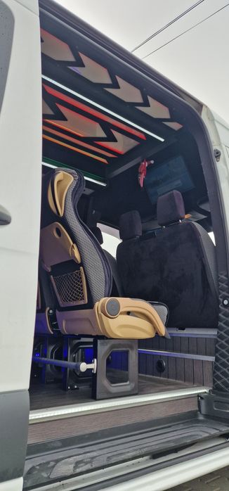 Mercedes Sprinter, 8+1 locuri, varianta XXL