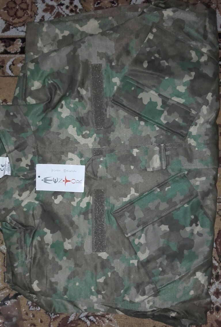 Costum camuflaj.