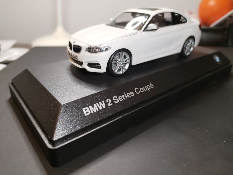 Vand macheta originala BMW 2 coupe alb F22 scara 1 43 Minichamps