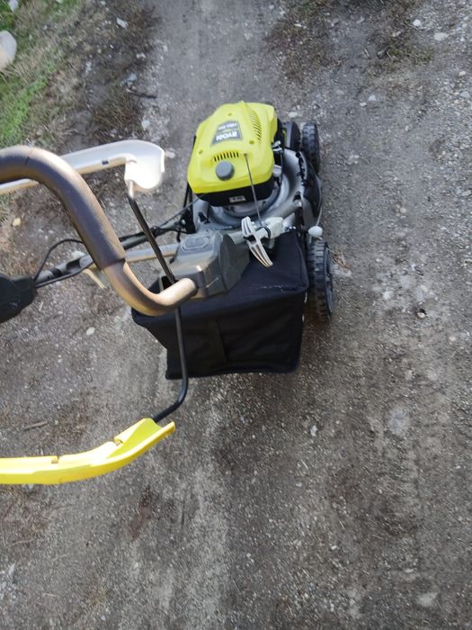 Vând mașina de tuns iarba Ryobi