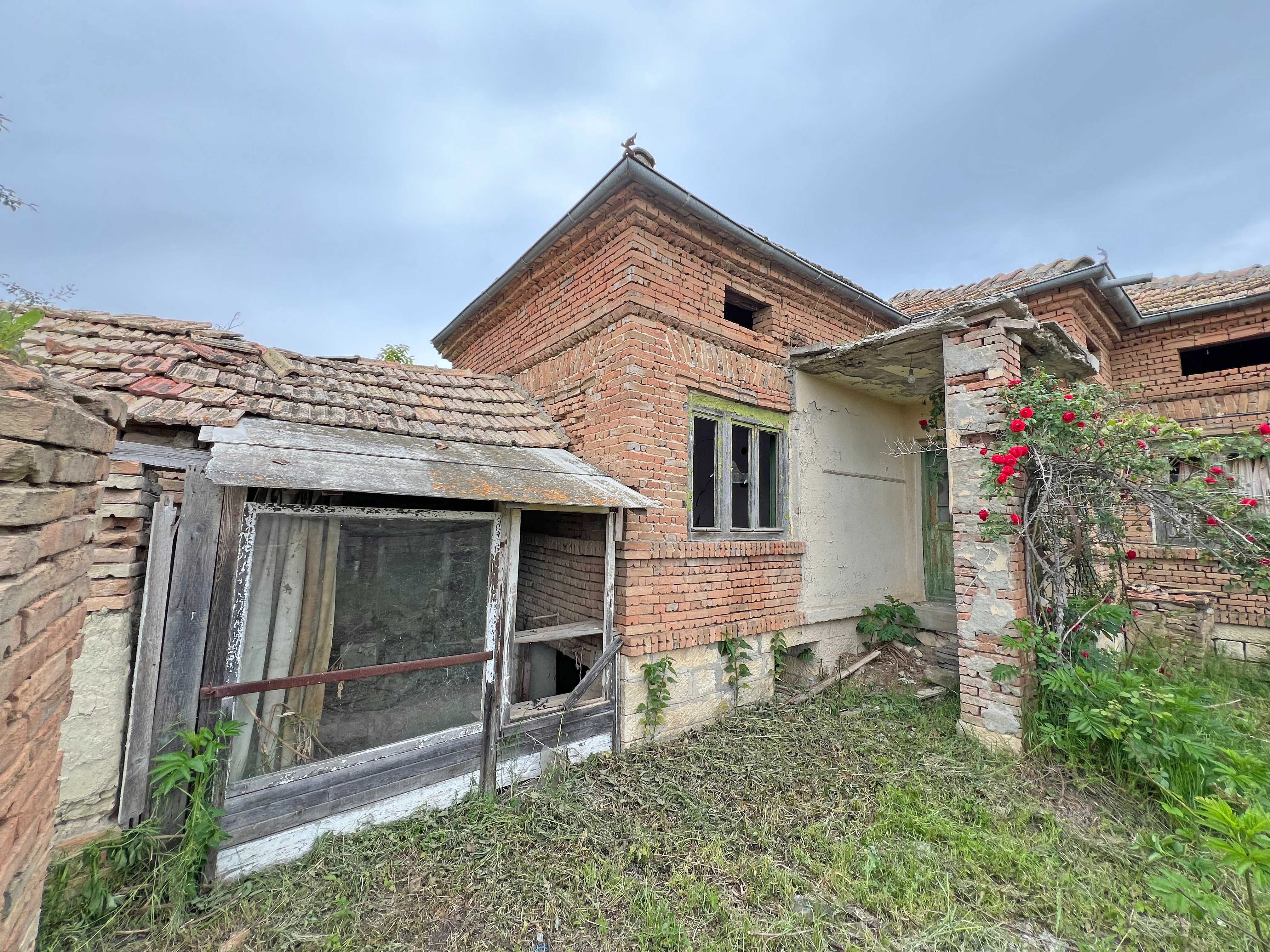 Продава се тухлена къща с двор 870 кв.м. и КЛАДЕНЕЦ в с. Изворник.