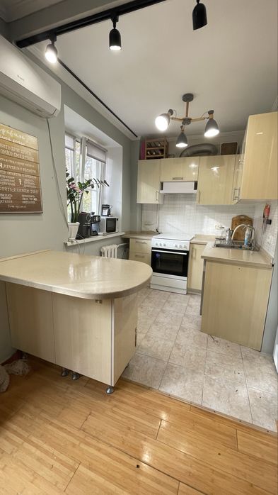 Кухонный гарнитур с островом и каменной столешницей