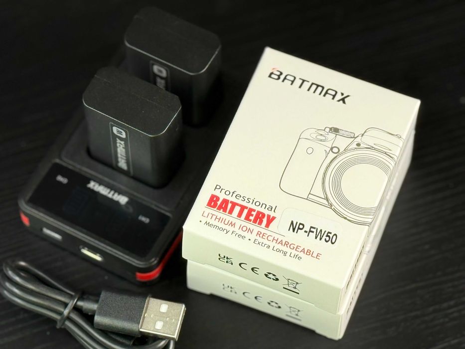 2 броя батерии NP-FW50 и USB-C зарядно за тях