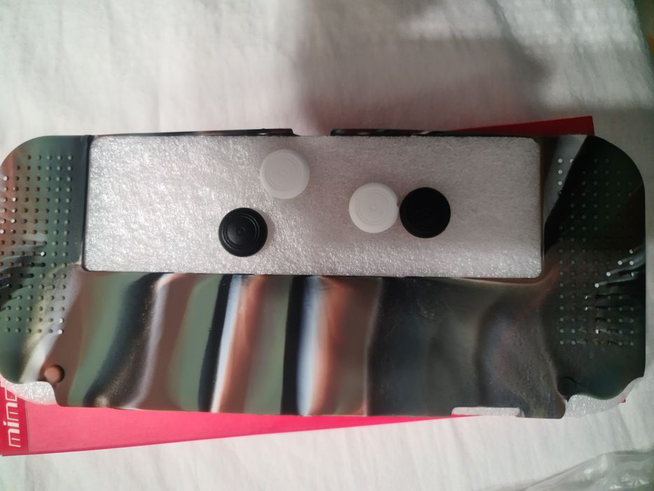 Husa Nintendo Switch + Thumbs grips incluse