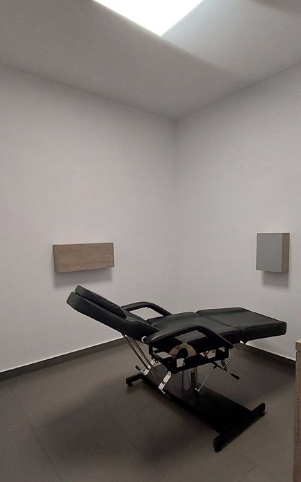 Pat cabinet cosmetica actionare hidraulica