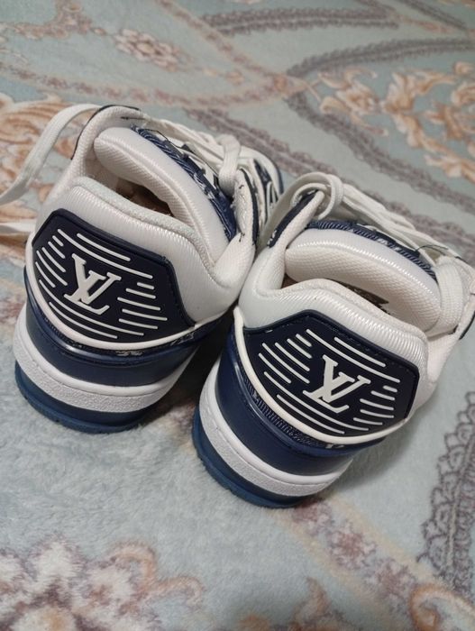 Vând adidași LV alb cu albastru