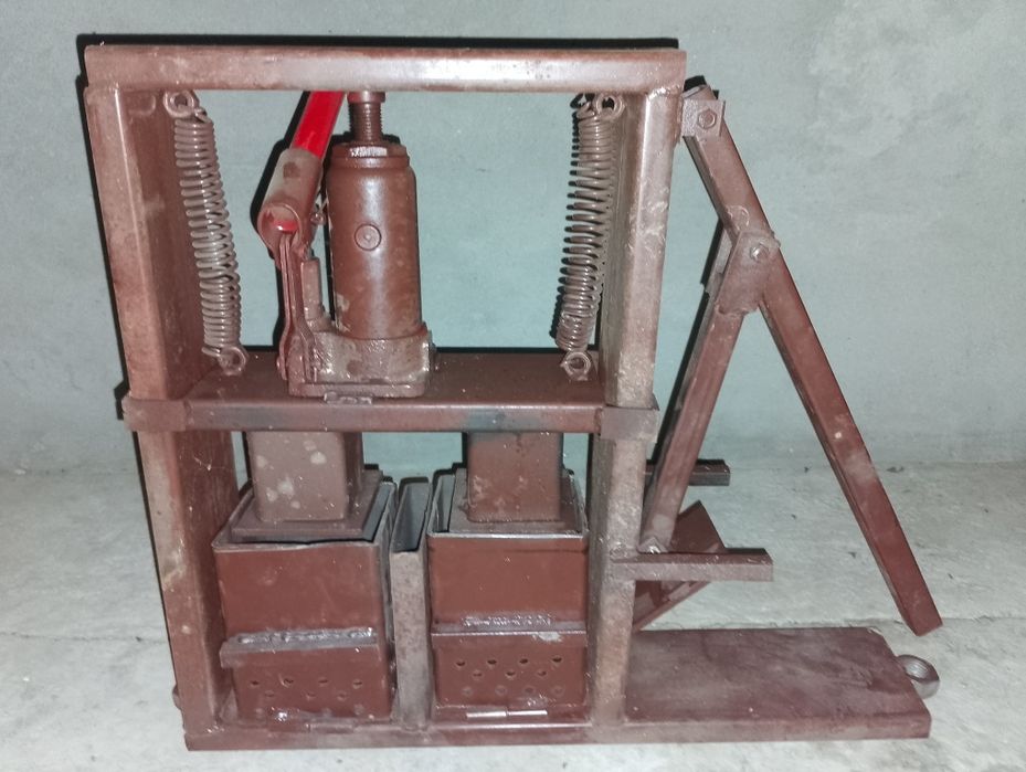 Vând presa pt brichete de rumeguș și fan