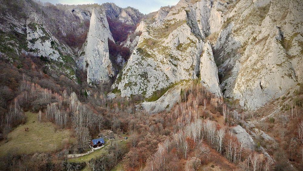 Inchiriez : Cabana de sub stanca