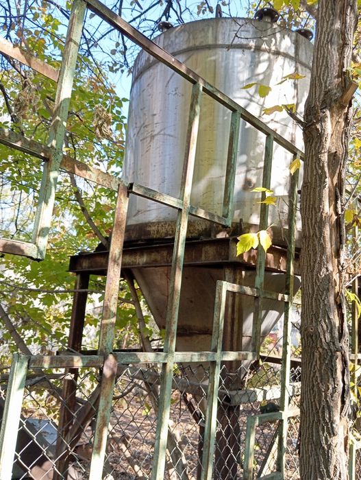 Продам Ёмкости 3 из нержавейки. 2 железные. Б/у.