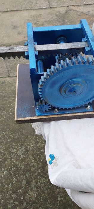 Se vinde masina de umplut mațe