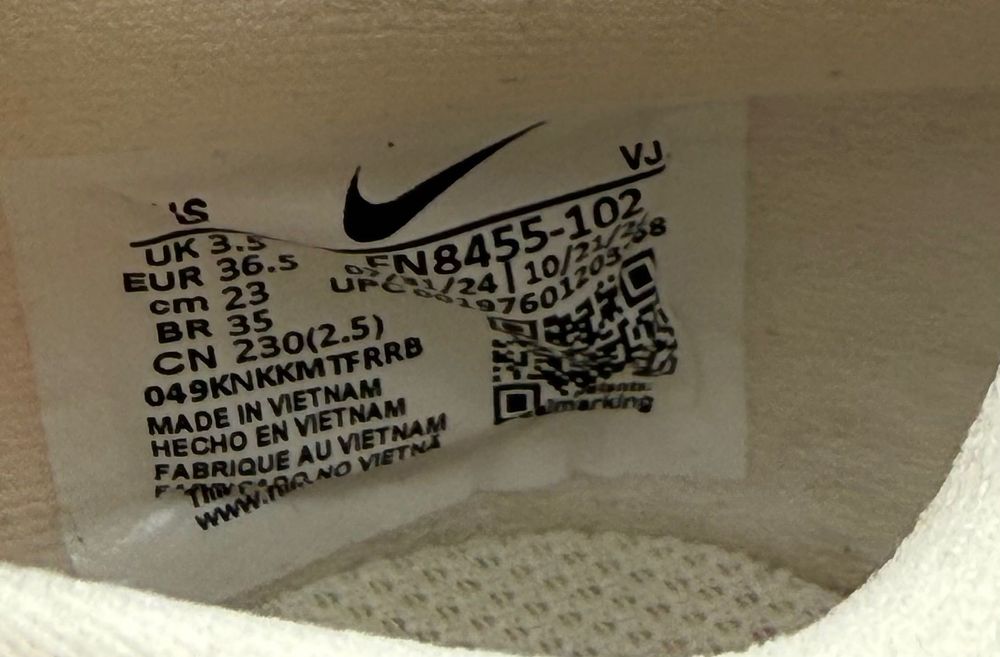 Adidași Nike pentru alergat, mărimea 36,5-23 de cm.Adidașii sunt noi.