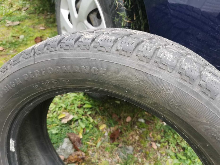 Vând  4 cauciucuri de iarna 215/50 R 17 profil bun