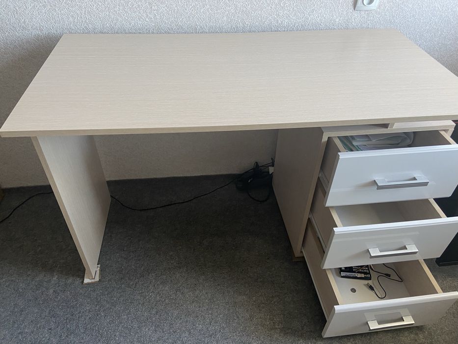 Школьный стол  в собронном состоянии удобный функциональный