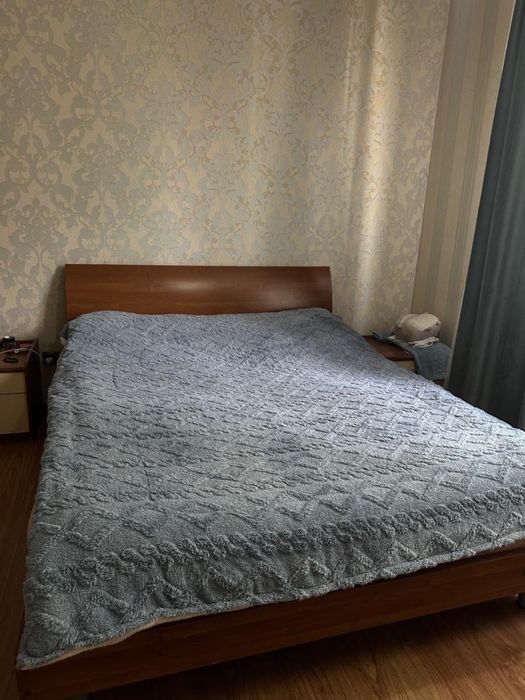 Кровать двухспальная с двумя тумбочками