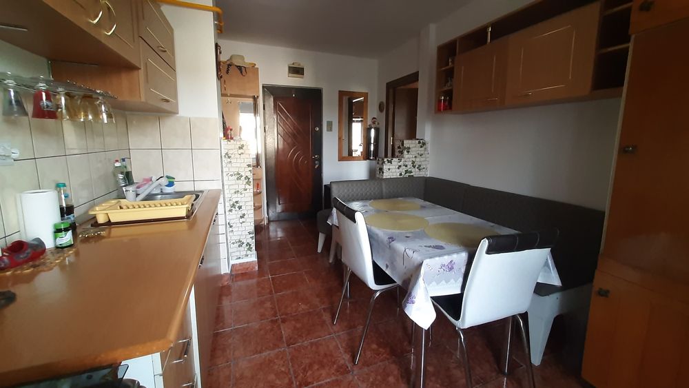Închiriez apartament cu 2 camere