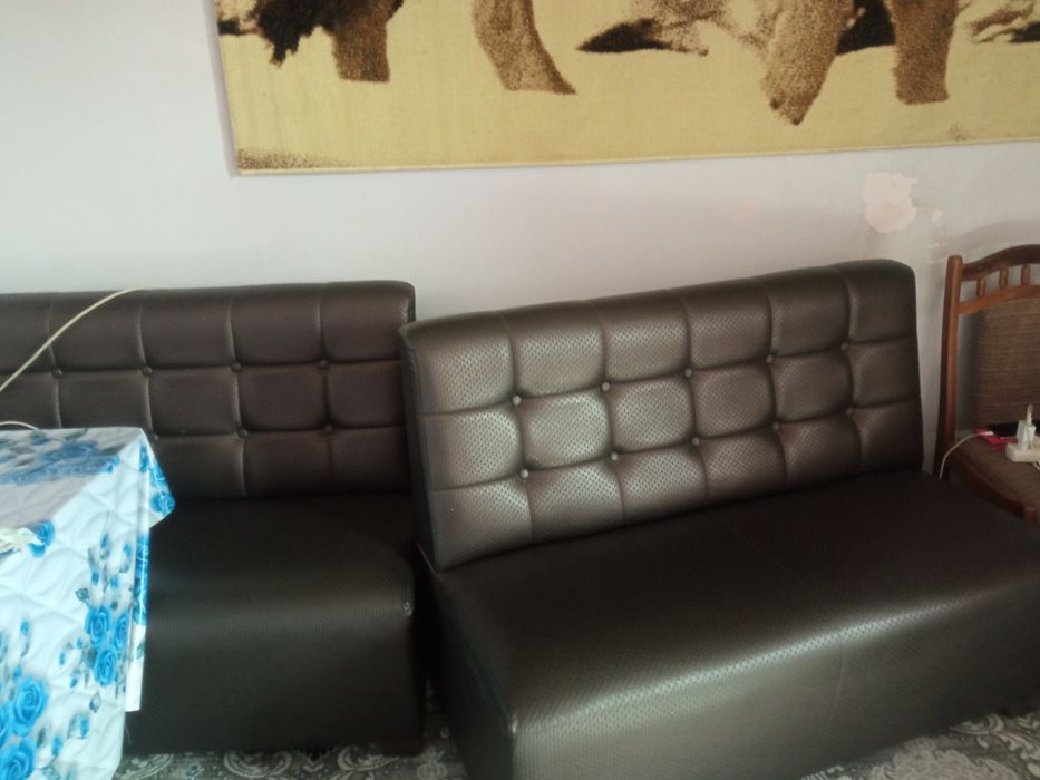 Продается два диванчика кожанных