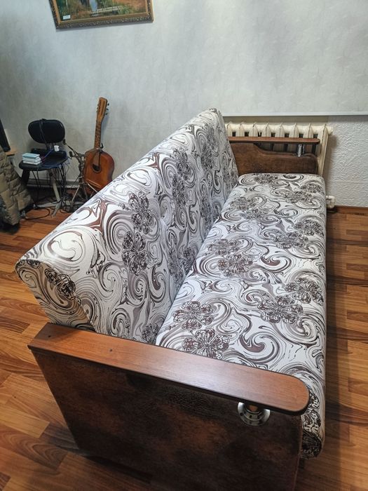 Продам диван в хорошем состоянии. Длина 210 см, ширина 65 см.