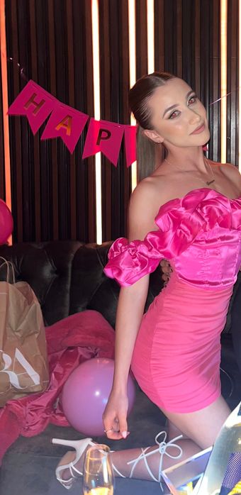 Розова Барби рокля. Носена е един път и е доста миниатюрна