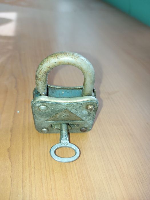 Лот  старинни неща  разгледайте  и  другите ми  обяви 3  броя стари чо