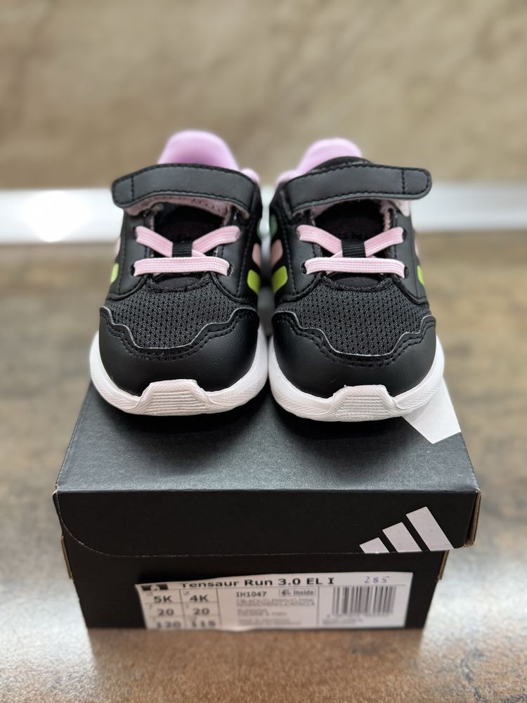 Бебешки маратонки Adidas номер 20