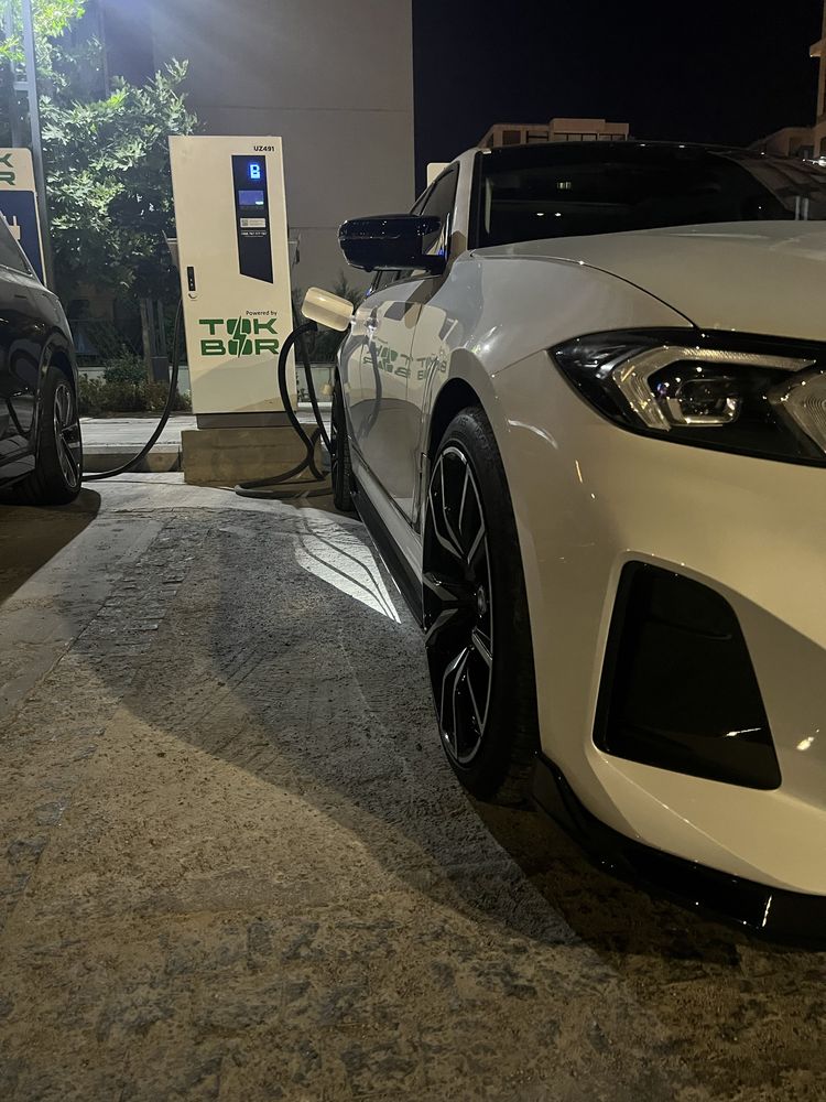 BMW I3 35L  sotiladi bu 340 ot kuchligi yili 2024