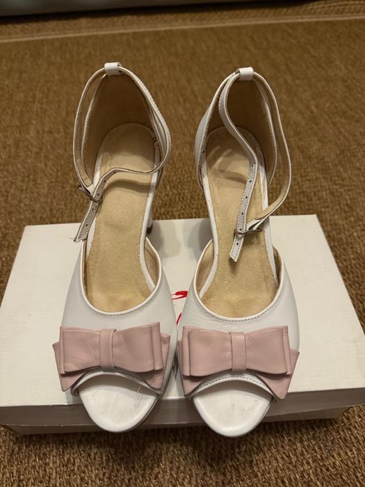 Pantofi albi cu fundita roz, piele naturala.
