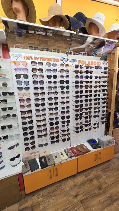 Стилажи за слънчеви очила