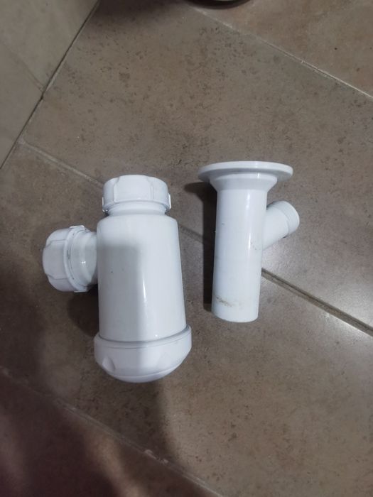 новые сифон для раковины и тройник канализационный.