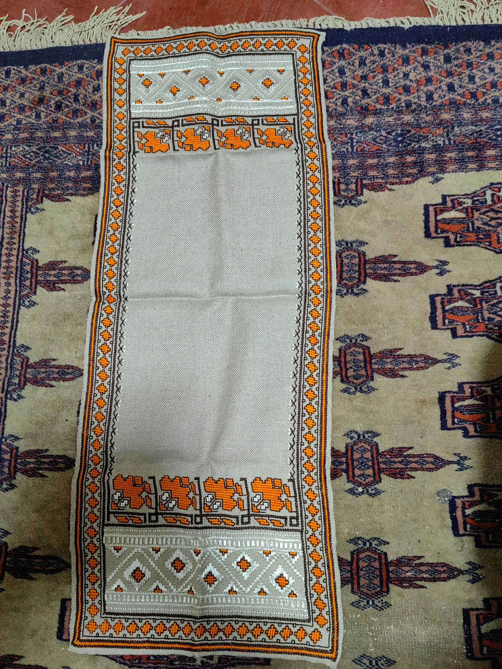 Тишлайфери ръчно бродирани