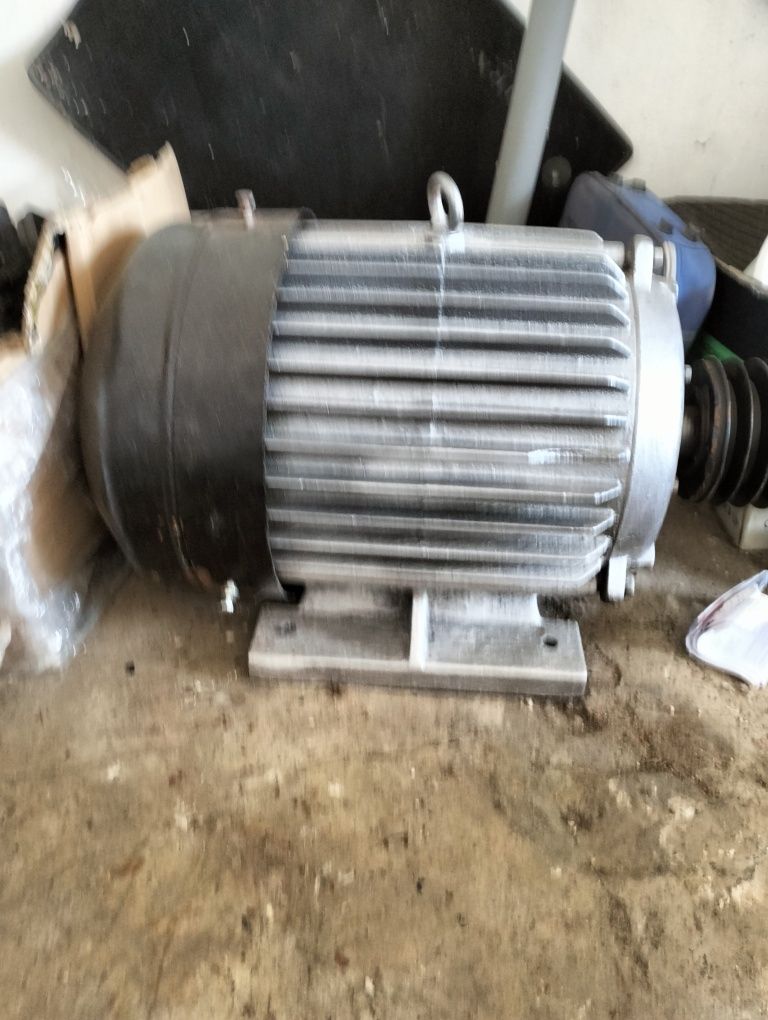 Motor electric trifazic