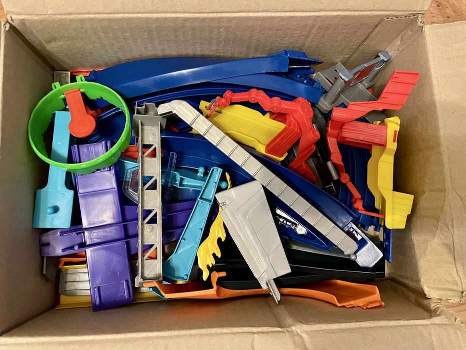 Огромен комплект Hot Wheels – 4 различни сета + допълнителни части!