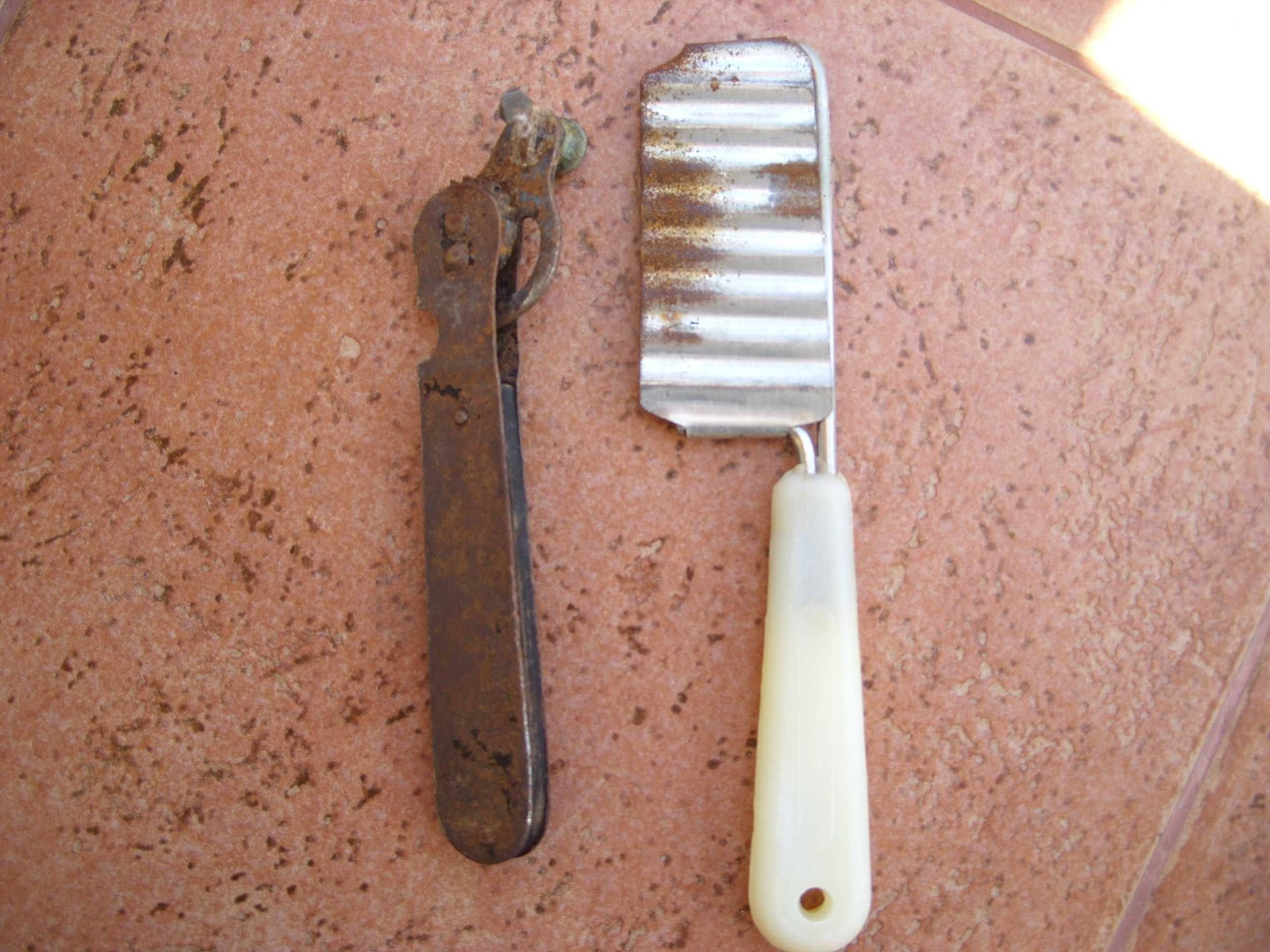 Стари отварачка за консерви и вълнообразен нож