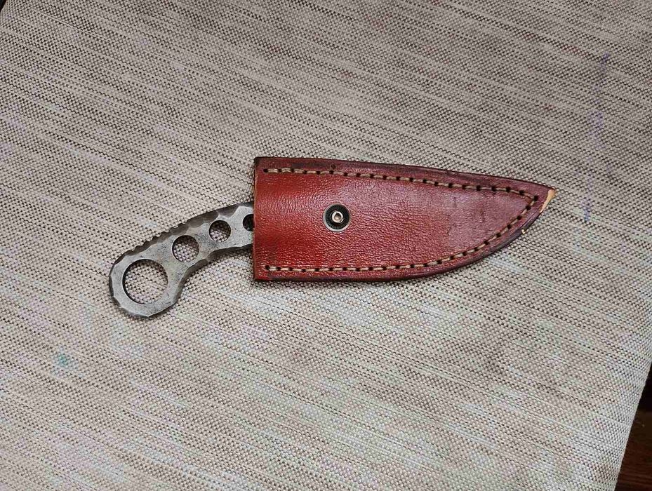 Продавам закален кован Нож с кания