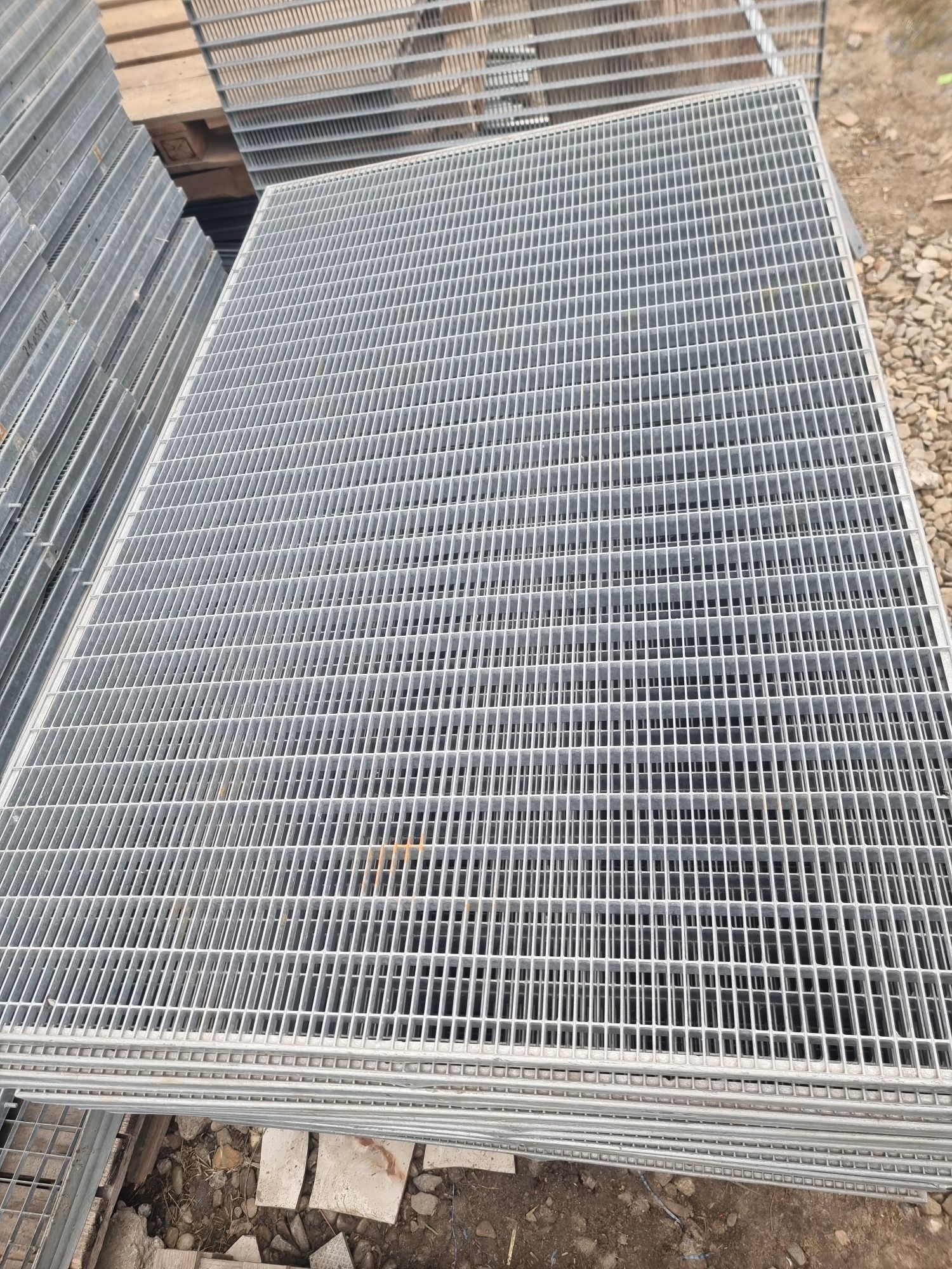 Vindem grătare zincate galvanizate la ori ce dimensiuni se debitează ș
