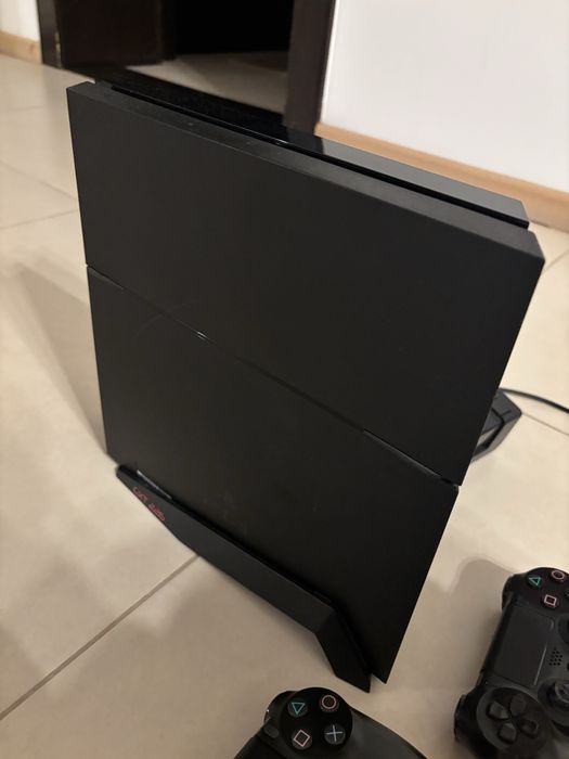 Vand Ps4 , 12 jocuri,2 controllere si camera,merge bine
