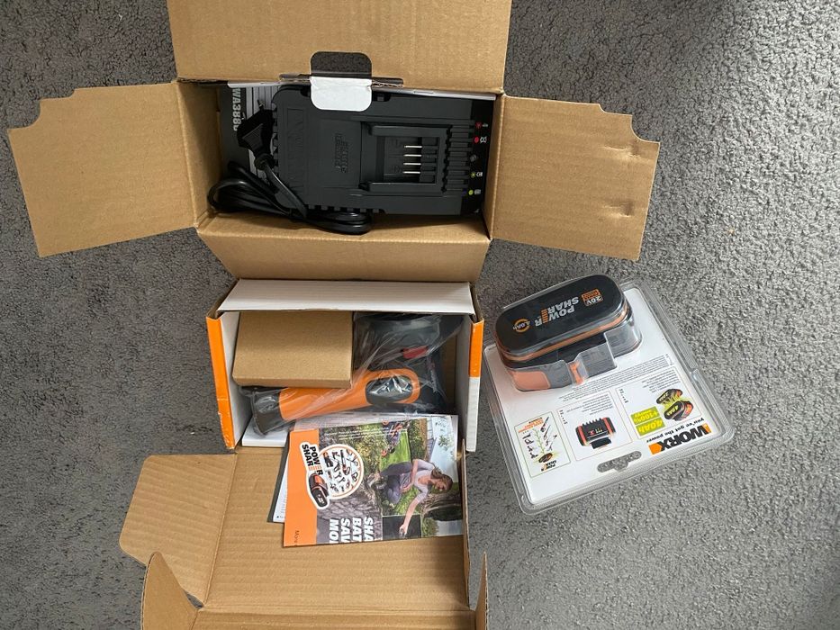 Lanterna cu acumulator și încărcător plus o baterie cu încărcător reze