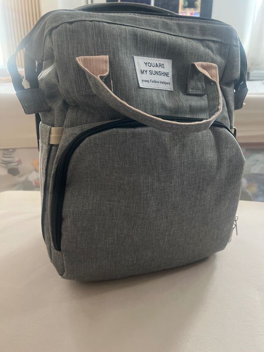 Раница за бебешки аксесоари с отделение за повиване